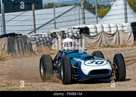 Rennstrecke von Jarama, Madrid, Spanien. 13. - 14. Oktober, 2018: Rennwagen #30 Skarabäus Offenhauser, 1960, 2.400 cm³, Fahrer Julian Bronson. Wettbewerb der Historischen Grand Prix Automobile Association (HGPCA) an der Rennstrecke von Jarama bei Madrid, Spanien. Enrique Palacio Sans./Alamy leben Nachrichten Stockfoto