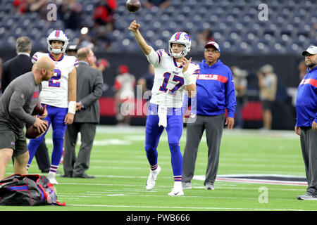 Houston, Texas, USA. 14 Okt, 2018. Buffalo Bills Quarterback Josh Allen (17) wirft einen Pass während der pregame Vorwärmungen vor der NFL regular season Spiel zwischen die Houston Texans und Buffalo Bills auf NRG Stadion in Houston, TX am 14. Oktober 2018. Credit: Erik Williams/ZUMA Draht/Alamy leben Nachrichten Stockfoto