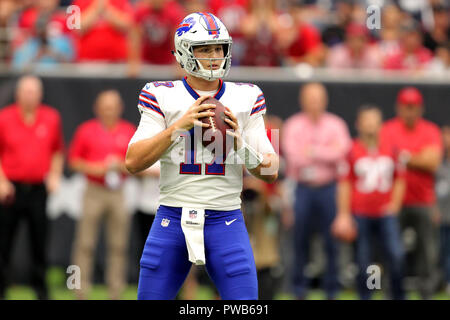 Houston, Texas, USA. 14 Okt, 2018. Buffalo Bills Quarterback Josh Allen (17) sieht in der Tasche während des ersten Quartals der regulären Saison Spiel zwischen die Houston Texans und Buffalo Bills auf NRG Stadion in Houston, TX am 14. Oktober 2018 zu übermitteln. Credit: Erik Williams/ZUMA Draht/Alamy leben Nachrichten Stockfoto