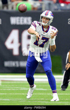 Houston, Texas, USA. 14 Okt, 2018. Buffalo Bills Quarterback Josh Allen (17) wirft einen kurzen Pass im ersten Quartal der regulären Saison Spiel zwischen die Houston Texans und Buffalo Bills auf NRG Stadion in Houston, TX am 14. Oktober 2018. Credit: Erik Williams/ZUMA Draht/Alamy leben Nachrichten Stockfoto