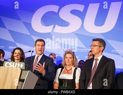 München, Deutschland. 14 Okt, 2018. Deutsche Christliche Soziale Union Kandidaten und Bayerische Ministerpräsident Markus Soeder (3. R, vorne) liefert eine Rede nach der ersten Prognose im Maximilianeum in München, Deutschland, am Okt. 14, 2018. Die Christlich Soziale Union (CSU), eine der drei Regierungsparteien in Deutschland, erlitt große Verluste Sonntag in der Landtagswahl in Bayern, nach dem ursprünglichen Prognose durch die öffentlich-rechtlichen Sender ARD und ZDF. Credit: Shan Yuqi/Xinhua/Alamy leben Nachrichten Stockfoto