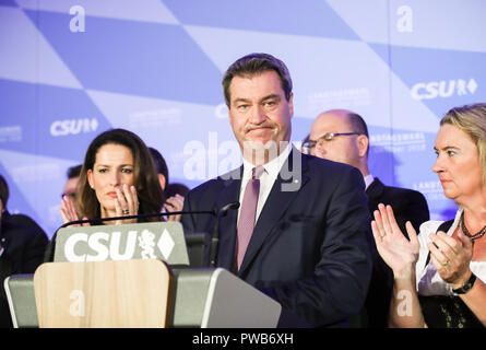 München, Deutschland. 14 Okt, 2018. Deutsche Christliche Soziale Union Kandidaten und Bayerische Ministerpräsident Markus Soeder (C) reagiert, als er eine Rede nach der ersten Prognose im Maximilianeum in München, Deutschland, am Okt. 14, 2018 liefert. Die Christlich Soziale Union (CSU), eine der drei Regierungsparteien in Deutschland, erlitt große Verluste Sonntag in der Landtagswahl in Bayern, nach dem ursprünglichen Prognose durch die öffentlich-rechtlichen Sender ARD und ZDF. Credit: Shan Yuqi/Xinhua/Alamy leben Nachrichten Stockfoto