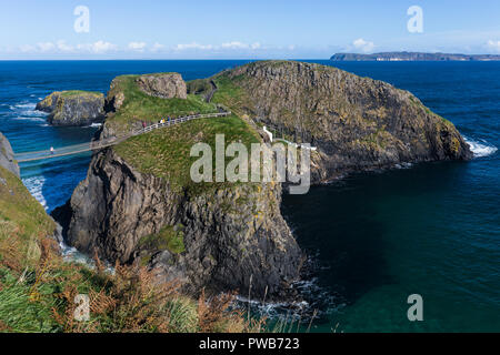 Carrick-a-Rede Rope Bridge, County Antrim, Nordirland, 14. Oktober, 2018. UK Wetter: Touristen genießen die hellen sonnigen Bedingungen und blauer Himmel bei Carrick-a-Rede Rope Bridge in der Nähe von ballintoy am North Antrim Coast. Die massive Verbesserung der Wetter war nach starkem Regen am Vortag begrüßt. Credit: Ian Proctor/Alamy leben Nachrichten Stockfoto