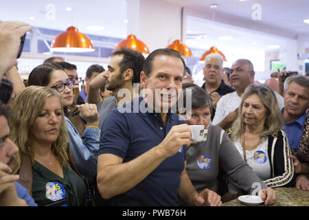 Sao Paulo, Brasilien. 14 Okt, 2018. Der ehemalige Bürgermeister von Sao Paulo JOAO DORIA, Führer in den Umfragen für den Gouverneur des Staates Sao Paulo durch PSDB Partei, erfüllt die Unterstützer in Sao Paulo, Brasilien. Credit: Paulo Lopes/ZUMA Draht/Alamy leben Nachrichten Stockfoto