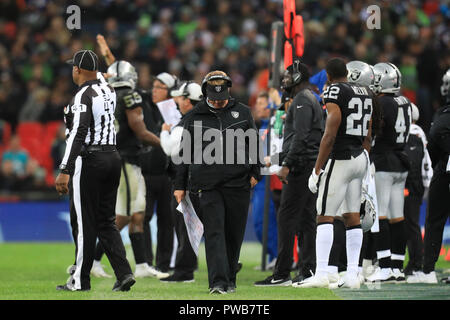 Wembley Stadion, London, UK. 14 Okt, 2018. NFL in London, Spiel eins, Seattle Seahawks gegen Oakland Raiders; eine niedergeschlagene Oakland Raiders Head Coach Jon Gruden Credit: Aktion plus Sport/Alamy leben Nachrichten Stockfoto