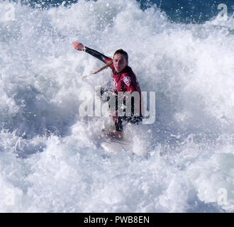 Newquay, Cornwall, England. 14 Okt, 2018. Emily Matthews surft auf die einzelnen Frauen Cup die Swansea unii an der 2018 Britische Universitäten und Hochschulen Surfen Wettbewerb Fistral Beach 14. Oktober 2018, Robert Taylor/Alamy leben Nachrichten Newquay, Cornwall, England. Credit: Robert Taylor/Alamy leben Nachrichten Stockfoto