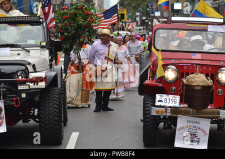 New York City: Der 54 Hispanic Day Parade marschiert Fifth Avenue am Sonntag, 14. Oktober 2018. Tausende von Hispanic New Yorker teil, und die bunten kulturellen Parade gesehen in Midtown, Manhattan. Credit: Ryan Rahman/Alamy leben Nachrichten Stockfoto