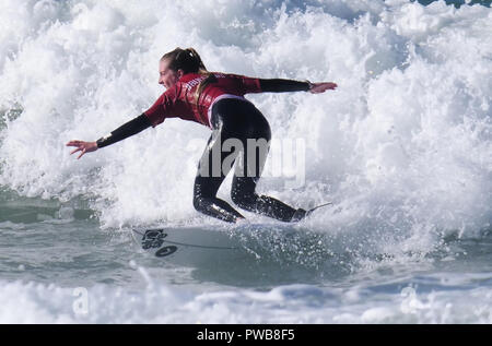 Newquay, Cornwall, England. 14 Okt, 2018. Emily Matthews surft auf die einzelnen Frauen Cup die Swansea unii an der 2018 Britische Universitäten und Hochschulen Surfen Wettbewerb Fistral Beach 14. Oktober 2018, Robert Taylor/Alamy leben Nachrichten Newquay, Cornwall, England. Credit: Robert Taylor/Alamy leben Nachrichten Stockfoto