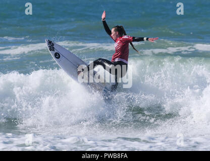 Newquay, Cornwall, England. 14 Okt, 2018. Emily Matthews surft auf die einzelnen Frauen Cup die Swansea unii an der 2018 Britische Universitäten und Hochschulen Surfen Wettbewerb Fistral Beach 14. Oktober 2018, Robert Taylor/Alamy leben Nachrichten Newquay, Cornwall, England. Credit: Robert Taylor/Alamy leben Nachrichten Stockfoto