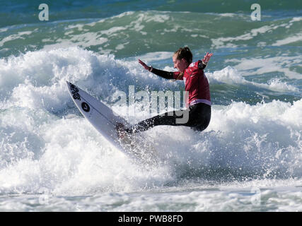 Newquay, Cornwall, England. 14 Okt, 2018. Emily Matthews surft auf die einzelnen Frauen Cup die Swansea unii an der 2018 Britische Universitäten und Hochschulen Surfen Wettbewerb Fistral Beach 14. Oktober 2018, Robert Taylor/Alamy leben Nachrichten Newquay, Cornwall, England. Credit: Robert Taylor/Alamy leben Nachrichten Stockfoto