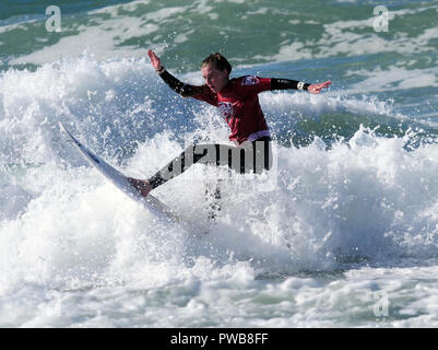 Newquay, Cornwall, England. 14 Okt, 2018. Emily Matthews surft auf die einzelnen Frauen Cup die Swansea unii an der 2018 Britische Universitäten und Hochschulen Surfen Wettbewerb Fistral Beach 14. Oktober 2018, Robert Taylor/Alamy leben Nachrichten Newquay, Cornwall, England. Credit: Robert Taylor/Alamy leben Nachrichten Stockfoto