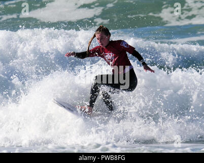 Newquay, Cornwall, England. 14 Okt, 2018. Emily Matthews surft auf die einzelnen Frauen Cup die Swansea unii an der 2018 Britische Universitäten und Hochschulen Surfen Wettbewerb Fistral Beach 14. Oktober 2018, Robert Taylor/Alamy leben Nachrichten Newquay, Cornwall, England. Credit: Robert Taylor/Alamy leben Nachrichten Stockfoto