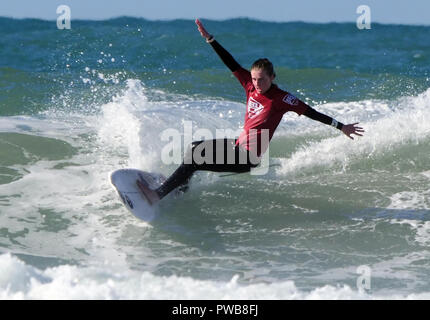 Newquay, Cornwall, England. 14 Okt, 2018. Emily Matthews surft auf die einzelnen Frauen Cup die Swansea unii an der 2018 Britische Universitäten und Hochschulen Surfen Wettbewerb Fistral Beach 14. Oktober 2018, Robert Taylor/Alamy leben Nachrichten Newquay, Cornwall, England. Credit: Robert Taylor/Alamy leben Nachrichten Stockfoto