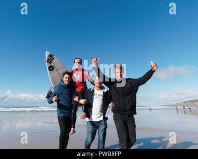 Newquay, Cornwall, England. 14 Okt, 2018. Emily Matthews surft auf die einzelnen Frauen Cup die Swansea unii an der 2018 Britische Universitäten und Hochschulen Surfen Wettbewerb Fistral Beach 14. Oktober 2018, Robert Taylor/Alamy leben Nachrichten Newquay, Cornwall, England. Credit: Robert Taylor/Alamy leben Nachrichten Stockfoto