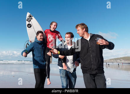 Newquay, Cornwall, England. 14 Okt, 2018. Emily Matthews surft auf die einzelnen Frauen Cup die Swansea unii an der 2018 Britische Universitäten und Hochschulen Surfen Wettbewerb Fistral Beach 14. Oktober 2018, Robert Taylor/Alamy leben Nachrichten Newquay, Cornwall, England. Credit: Robert Taylor/Alamy leben Nachrichten Stockfoto