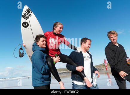 Newquay, Cornwall, England. 14 Okt, 2018. Emily Matthews surft auf die einzelnen Frauen Cup die Swansea unii an der 2018 Britische Universitäten und Hochschulen Surfen Wettbewerb Fistral Beach 14. Oktober 2018, Robert Taylor/Alamy leben Nachrichten Newquay, Cornwall, England. Credit: Robert Taylor/Alamy leben Nachrichten Stockfoto