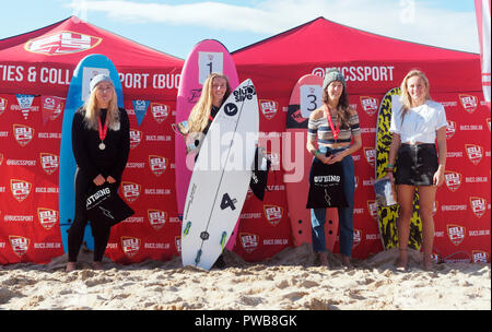 Newquay, Cornwall, England. 14 Okt, 2018. Emily Matthews surft auf die einzelnen Frauen Cup die Swansea unii an der 2018 Britische Universitäten und Hochschulen Surfen Wettbewerb Fistral Beach 14. Oktober 2018, Robert Taylor/Alamy leben Nachrichten Newquay, Cornwall, England. Credit: Robert Taylor/Alamy leben Nachrichten Stockfoto