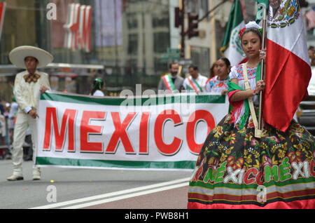 New York City: Der 54 Hispanic Day Parade marschiert Fifth Avenue am Sonntag, 14. Oktober 2018. Tausende von Hispanic New Yorker teil, und die bunten kulturellen Parade gesehen in Midtown, Manhattan. Credit: Ryan Rahman/Alamy leben Nachrichten Stockfoto