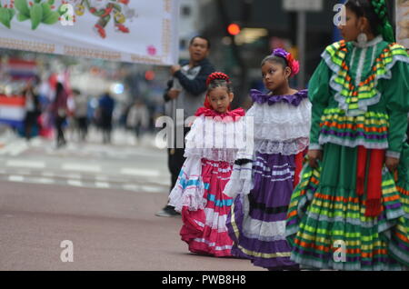 New York City: Der 54 Hispanic Day Parade marschiert Fifth Avenue am Sonntag, 14. Oktober 2018. Tausende von Hispanic New Yorker teil, und die bunten kulturellen Parade gesehen in Midtown, Manhattan. Credit: Ryan Rahman/Alamy leben Nachrichten Stockfoto