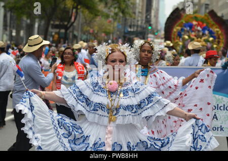 New York City: Der 54 Hispanic Day Parade marschiert Fifth Avenue am Sonntag, 14. Oktober 2018. Tausende von Hispanic New Yorker teil, und die bunten kulturellen Parade gesehen in Midtown, Manhattan. Credit: Ryan Rahman/Alamy leben Nachrichten Stockfoto