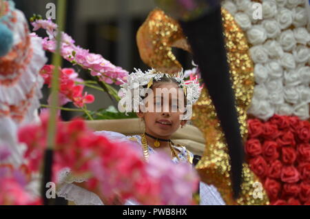 New York City: Der 54 Hispanic Day Parade marschiert Fifth Avenue am Sonntag, 14. Oktober 2018. Tausende von Hispanic New Yorker teil, und die bunten kulturellen Parade gesehen in Midtown, Manhattan. Credit: Ryan Rahman/Alamy leben Nachrichten Stockfoto