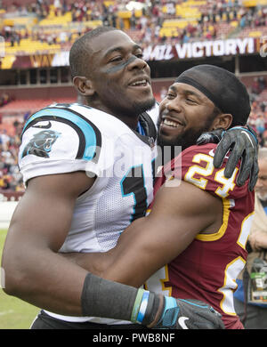 Landover, Maryland, USA. 14 Okt, 2018. Washington Redskins cornerback Josh Norman (24) umarmt seinen ehemaligen Mannschaftskameraden Carolina Panthers wide receiver Devin Funchess (17) Nach dem Spiel bei FedEx Field in Landover, Maryland auf Oktober 2018. Die Redskins gewann das Spiel 23 - 17 Quelle: Ron Sachs/CNP/ZUMA Draht/Alamy leben Nachrichten Stockfoto