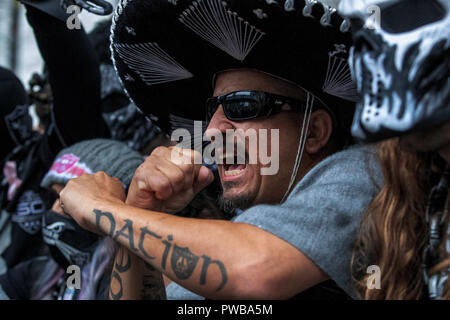 Wembley Stadion, London, UK. 14 Okt, 2018. NFL in London, Spiel eins, Seattle Seahawks gegen Oakland Raiders; Ein Oakland Raiders fan Credit: Aktion plus Sport/Alamy leben Nachrichten Stockfoto