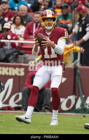 Landover, Maryland, USA. 14 Okt, 2018. Washington Redskins Quarterback Alex Smith (11) sieht für einen Empfänger im ersten Viertel gegen die Carolina Panthers am FedEx Feld in Landover, Maryland auf Oktober 2018. Credit: Ron Sachs/CNP/MediaPunch Credit: MediaPunch Inc/Alamy leben Nachrichten Stockfoto