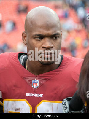 Landover, Maryland, USA. 14 Okt, 2018. Washington Redskins zurück Adrian Peterson laufen (26) ist nach dem Spiel gegen die Carolina Panthers am FedEx Feld in Landover, Maryland auf Oktober, 2018 interviewt. Die Redskins gewann das Spiel 23 - 17. Credit: Ron Sachs/CNP/MediaPunch Credit: MediaPunch Inc/Alamy leben Nachrichten Stockfoto