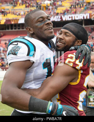 Landover, Maryland, USA. 14 Okt, 2018. Washington Redskins cornerback Josh Norman (24) umarmt seinen ehemaligen Mannschaftskameraden Carolina Panthers wide receiver Devin Funchess (17) Nach dem Spiel bei FedEx Field in Landover, Maryland auf Oktober 2018. Die Redskins gewann das Spiel 23 - 17. Credit: Ron Sachs/CNP/MediaPunch Credit: MediaPunch Inc/Alamy leben Nachrichten Stockfoto