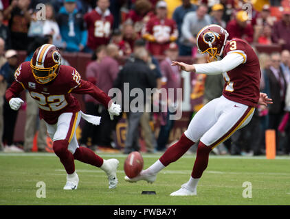 Landover, Maryland, USA. 14 Okt, 2018. Washington Redskins kicker Dustin Hopkins (3) Kick-off das Spiel gegen die Carolina Panthers am FedEx Feld in Landover, Maryland auf Oktober 2018 zu öffnen. Defensive zurück Deshazor Everett (22) bereitet sich zu verteidigen. Credit: Ron Sachs/CNP/MediaPunch Credit: MediaPunch Inc/Alamy leben Nachrichten Stockfoto