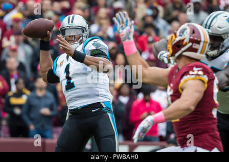 Landover, Maryland, USA. 14 Okt, 2018. Carolina Panthers quarterback Cam Newton (1) übergibt während der NFL Spiel zwischen den Carolina Panthers und die Washington Redskins an FedExField in Landover, Maryland. Scott Taetsch/CSM/Alamy leben Nachrichten Stockfoto