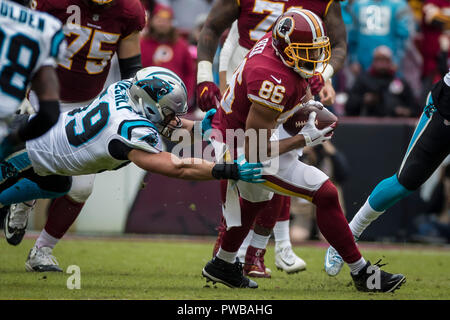 Landover, Maryland, USA. 14 Okt, 2018. Carolina Panthers linebacker Lukas Kuechly (59) Tauchgänge für die Washington Redskins Tight End Jordanien Reed (86) Während der NFL Spiel zwischen den Carolina Panthers und die Washington Redskins an FedExField in Landover, Maryland. Scott Taetsch/CSM/Alamy leben Nachrichten Stockfoto