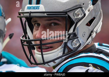 Landover, Maryland, USA. 14 Okt, 2018. Carolina Panthers linebacker Lukas Kuechly (59) sieht in der NFL Spiel zwischen den Carolina Panthers und die Washington Redskins an FedExField in Landover, Maryland. Scott Taetsch/CSM/Alamy leben Nachrichten Stockfoto