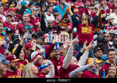 Landover, Maryland, USA. 14 Okt, 2018. Washington Redskins fans Reagieren während der NFL Spiel zwischen den Carolina Panthers und die Washington Redskins an FedExField in Landover, Maryland. Scott Taetsch/CSM/Alamy leben Nachrichten Stockfoto