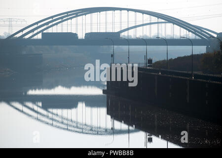 10 Oktober 2018, Sachsen-Anhalt, Magdeburg: Der Bogen Brücke und der Lkw auf der Autobahn A2 sind in das Wasser der Mittellandkanal wider. Foto: Klaus-Dietmar Gabbert/dpa-Zentralbild/ZB Stockfoto