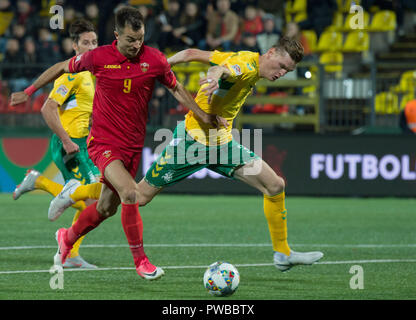 Vilnius, Litauen. 14 Okt, 2018. Stefan Mugosa (Vorne L) von Montenegro Mias mit Justinas Janusevskis während der UEFA Nationen Liga C Match zwischen Litauen und Montenegro bei LFF-Stadion in Vilnius, Litauen, am Okt. 14, 2018. Montenegro gewann 4-1. Credit: alfredas Pliadis/Xinhua/Alamy leben Nachrichten Stockfoto