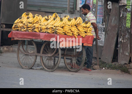 Nakodar, Panjab, Indien. 15. Oktober 2018. Morgen Straßenszenen in Nord Panjab Marktstadt Nakodar. Am frühen Morgen Banane Verkäufer auf Straßen im nördlichen Indien Markt Stadt Nakodar. Morgens Temperatur von 20 Grad voraussichtlich auf 12 bis 31 Grad zu steigen. Credit: WansfordPhoto/Alamy leben Nachrichten Stockfoto