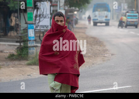 Nakodar, Panjab, Indien. 15. Oktober 2018. Morgen Straßenszenen in Nord Panjab Marktstadt Nakodar. Am frühen Morgen Kinderwagen in Straßen, die auf der nördlichen Indien Markt Stadt Nakodar. Morgens Temperatur von 20 Grad voraussichtlich auf 12 bis 31 Grad zu steigen. Credit: WansfordPhoto/Alamy leben Nachrichten Stockfoto