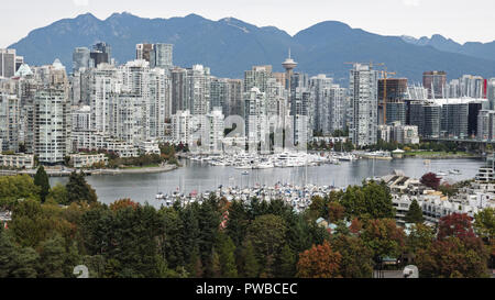 Vancouver, British Columbia, Kanada. 3. Okt, 2018. Einem hohen Winkel Anzeige von Yachthäfen und die hohe Condominium Türme Verdrängung der North Shore von Downtown Vancouver's False Creek Wasserstraße, Vancouver, B.C. am Mittwoch, 3. Oktober 2018. Credit: bayne Stanley/ZUMA Draht/Alamy leben Nachrichten Stockfoto