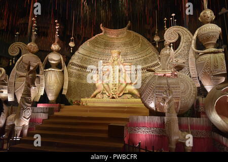 Kolkata, Indien. 15. Oktober, 2018. Gemeinschaft Durga Idol Installation durch Tridhara Sammilani. Die Verehrung der Göttin Durga im Herbst ist der größte Mehrtägige jährliche Hindu Festival der Nordosten Indiens. Credit: Biswarup Ganguly/Alamy leben Nachrichten Stockfoto