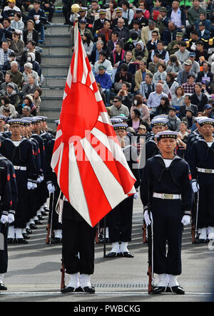 Asaka, Japan. 14 Okt, 2018. Mitglieder von Japan Maritime Verteidigung-kraft Messestand während der selbstverteidigungsstreitkräfte Tag im Camp Asaka in Asaka, Saitama-Prefecture, Japan am 14. Oktober 2018. Quelle: LBA/Alamy leben Nachrichten Stockfoto