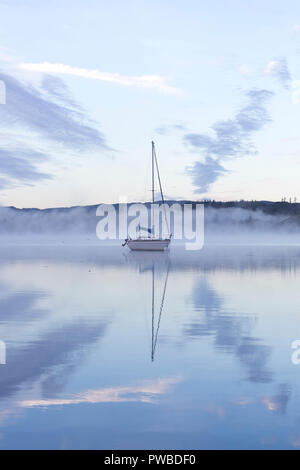 , Ambleside Lake Windermere, Cumbria, Großbritannien. 15 Okt, 2018. UK Wetter. Klarer Himmel bei Sonnenaufgang, aber Nebel steigt aus dem See. Foto Credit: Richard Holmes/Alamy leben Nachrichten Stockfoto