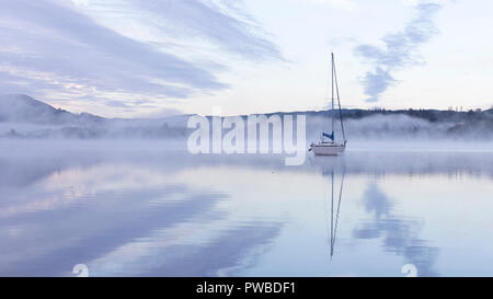 , Ambleside Lake Windermere, Cumbria, Großbritannien. 15 Okt, 2018. UK Wetter. Klarer Himmel bei Sonnenaufgang, aber Nebel steigt aus dem See. Foto Credit: Richard Holmes/Alamy leben Nachrichten Stockfoto