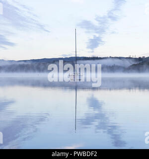 , Ambleside Lake Windermere, Cumbria, Großbritannien. 15 Okt, 2018. UK Wetter. Klarer Himmel bei Sonnenaufgang, aber Nebel steigt aus dem See. Foto Credit: Richard Holmes/Alamy leben Nachrichten Stockfoto