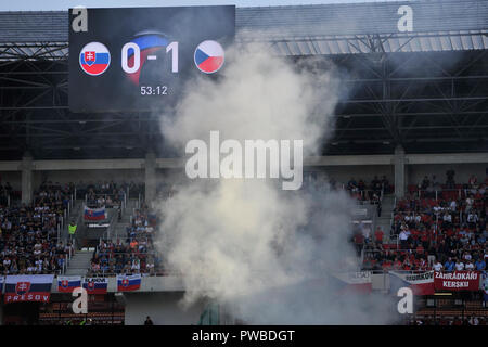 Trnava, Slowakei. 13 Okt, 2018. Die tschechischen Fans in Aktionen während der Nationen Liga Match B 1 Tschechien gegen Slowakei in Trnava, Slovensko, 13. Oktober 2018. Credit: Vaclav Salek/CTK Photo/Alamy leben Nachrichten Stockfoto