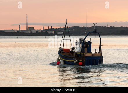 Crosshaven, Cork, Irland. 15. Oktober, 2018. Fischerboot Olan Köpfe aus dem Hafen heraus zu den Fanggründen aus dem Dorf Crosshaven, Co Cork, Irland. Quelle: David Creedon/Alamy leben Nachrichten Stockfoto