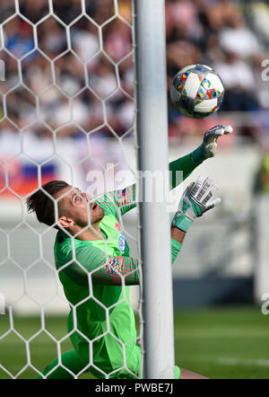 Trnava, Slowakei. 13 Okt, 2018. Goalie der Slowakei Martin Dubravka in Aktionen während der Nationen Liga Match B 1 Tschechien gegen Slowakei in Trnava, Slovensko, 13. Oktober 2018. Credit: Vaclav Salek/CTK Photo/Alamy leben Nachrichten Stockfoto