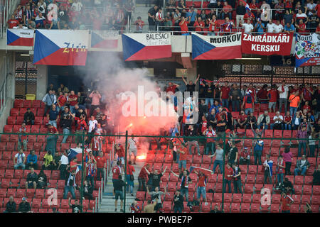 Trnava, Slowakei. 13 Okt, 2018. Die tschechischen Fans in Aktionen während der Nationen Liga Match B 1 Tschechien gegen Slowakei in Trnava, Slovensko, 13. Oktober 2018. Credit: Vaclav Salek/CTK Photo/Alamy leben Nachrichten Stockfoto