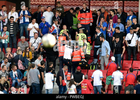 Trnava, Slowakei. 13 Okt, 2018. Fans in Aktion während der Nationen Liga Match B 1 Tschechien gegen Slowakei in Trnava, Slovensko, 13. Oktober 2018. Credit: Vaclav Salek/CTK Photo/Alamy leben Nachrichten Stockfoto